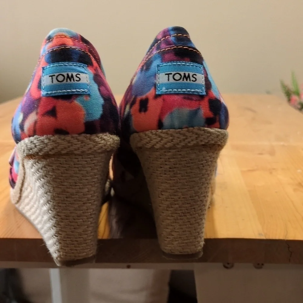 Step into Summer with Toms Oahu Espadrille: Perfect Blend of Style and Comfort - Picture 4 of 15